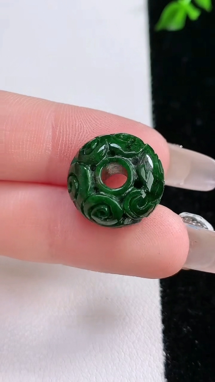 天然A货翡翠雕花路路通吊坠，尺寸16.3-8.8，重:6.49g
4月18日