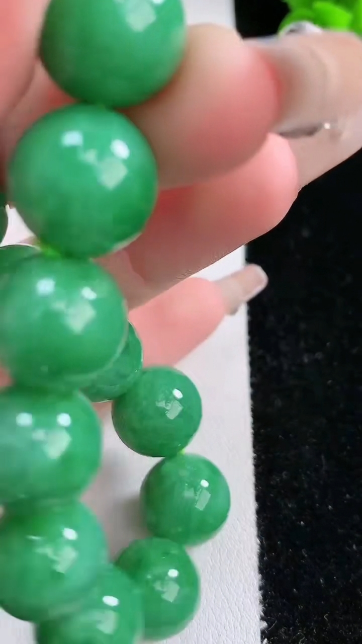 天然A货翡翠圆珠手串，尺寸13.5-16颗，重:62.39g4月18日
工厂直销收藏佳品,种好水足，色泽均匀，有种有色，上手高大气！
