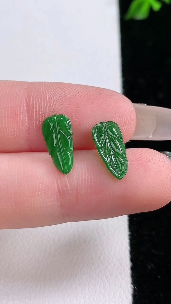 天然A货翡翠金枝玉叶 叶子镶嵌件一对，尺寸12-6-1.6，重:0.41g
4月18日