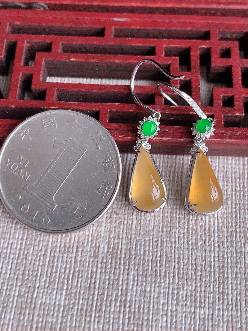 天然A货翡翠18K金伴钻镶嵌黄翡水滴耳坠 
尺寸12.3-6.6-6.3mm 重量3.12g 0417