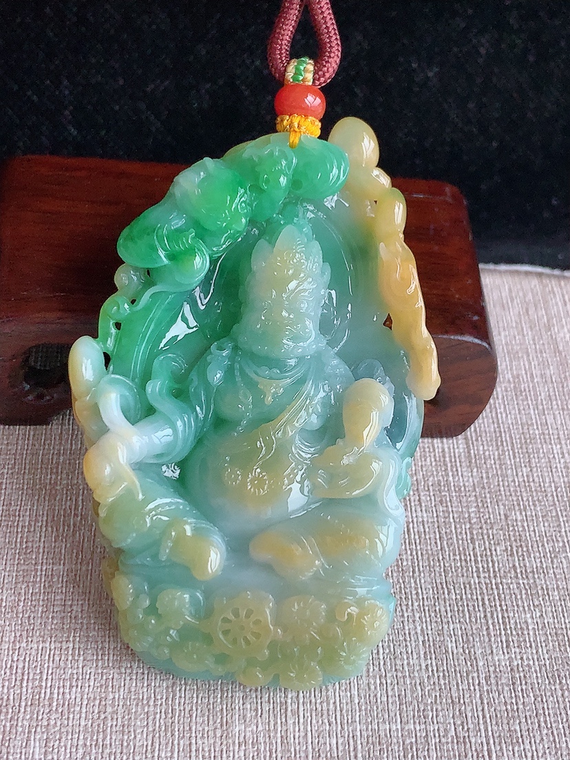 天然A货翡翠黄加绿双彩大件厚装黄财神吊坠  
尺寸77.8-52.5-12.5mm 重量97.78g