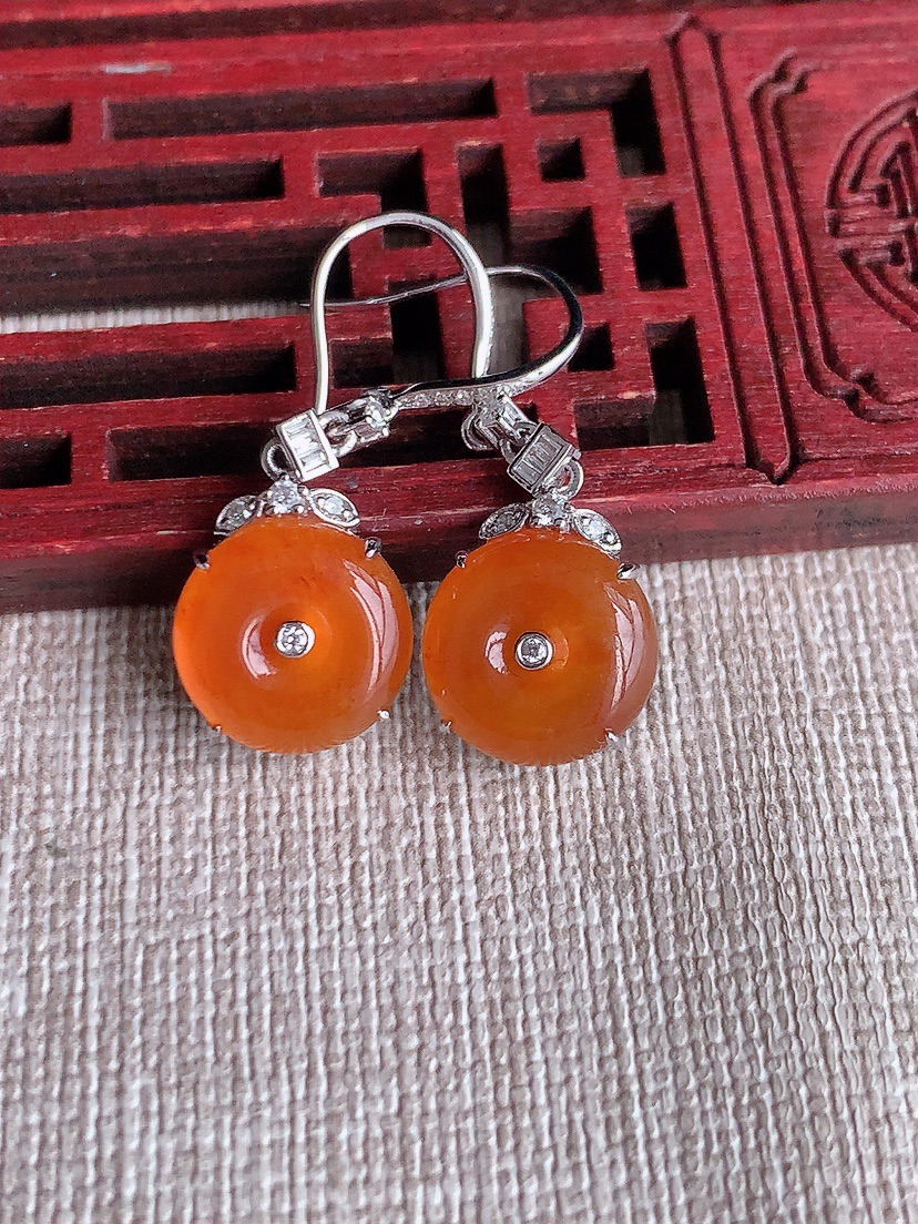 天然A货翡翠18K金伴钻镶嵌红翡平安扣耳坠 
尺寸11.2-5mm 重量4.62g 0417