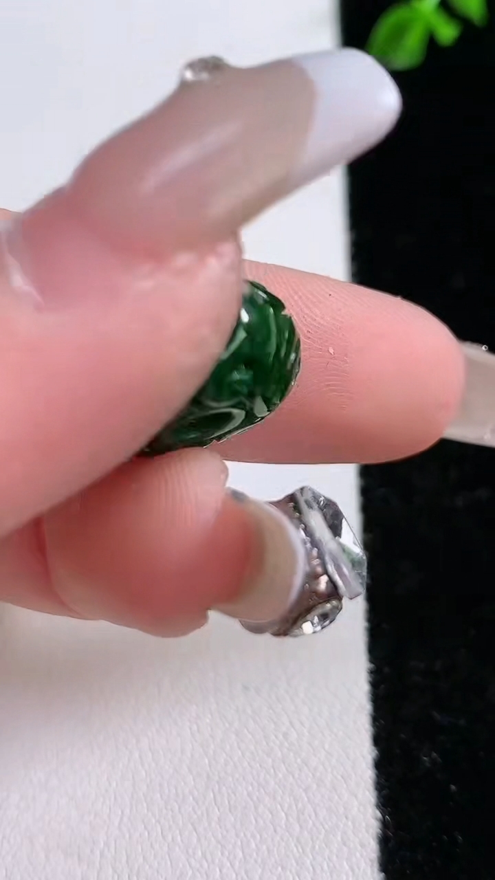 天然A货翡翠雕花路路通吊坠，尺寸16.3-8.8，重:6.49g
4月18日