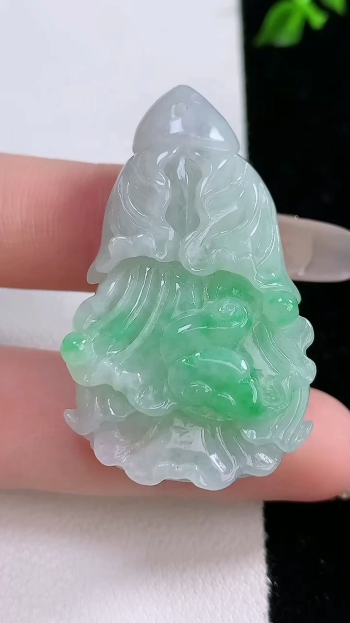 天然A货翡翠白菜吊坠，尺寸43.5-25.7-13.3，重:20.97g
4月18日