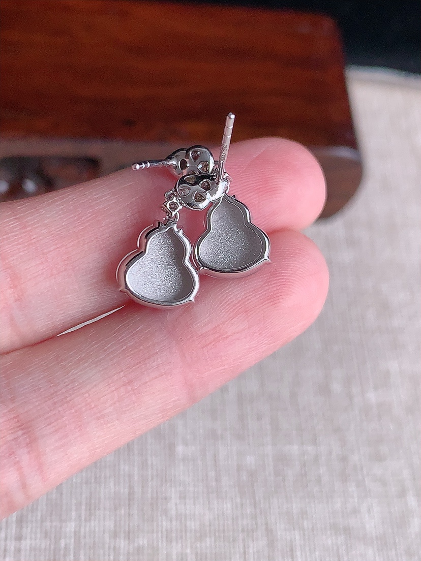 天然A货翡翠18K金伴钻镶嵌白冰白月光炸光葫芦耳坠 
尺寸9.3-8.8-4mm 重量2.60g 0417