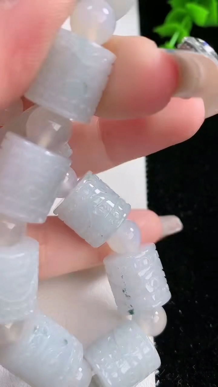 天然A货翡翠飘花路路通手串，尺寸13-13，重:62.37g4月18日
工厂直销收藏佳品,种好水足，色泽均匀，有种有色，上手高大气！