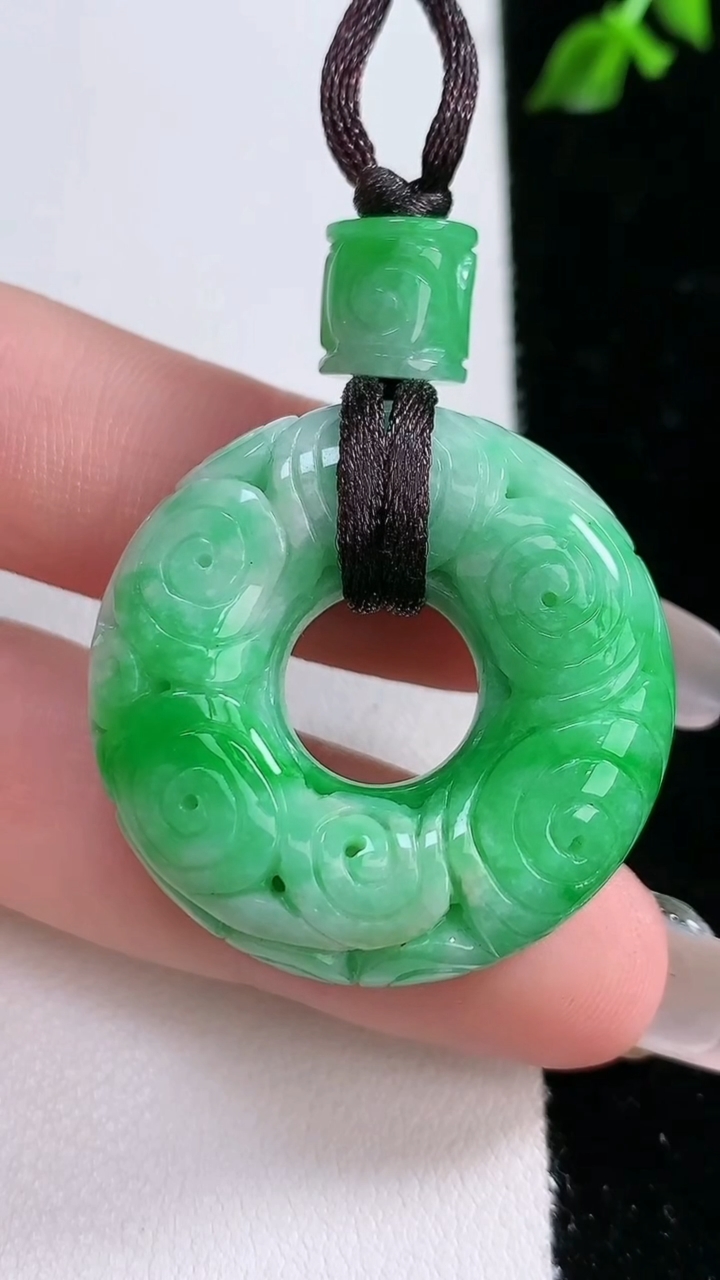 天然A货翡翠雕花平安环吊坠，尺寸32.3-11，重:22.13g
4月18日