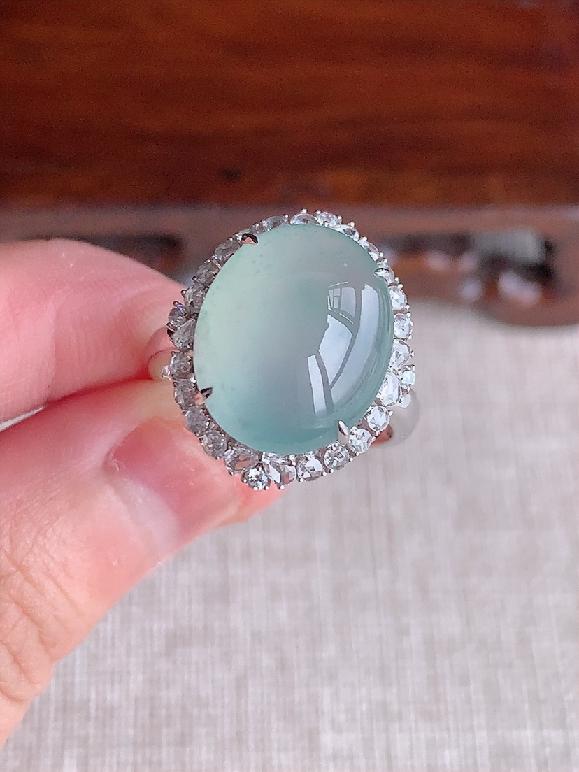 天然A货翡翠18K金伴钻镶嵌晴水蛋面戒指 圈口17.7裸石
尺寸15.3-12mm 重量4.46g 