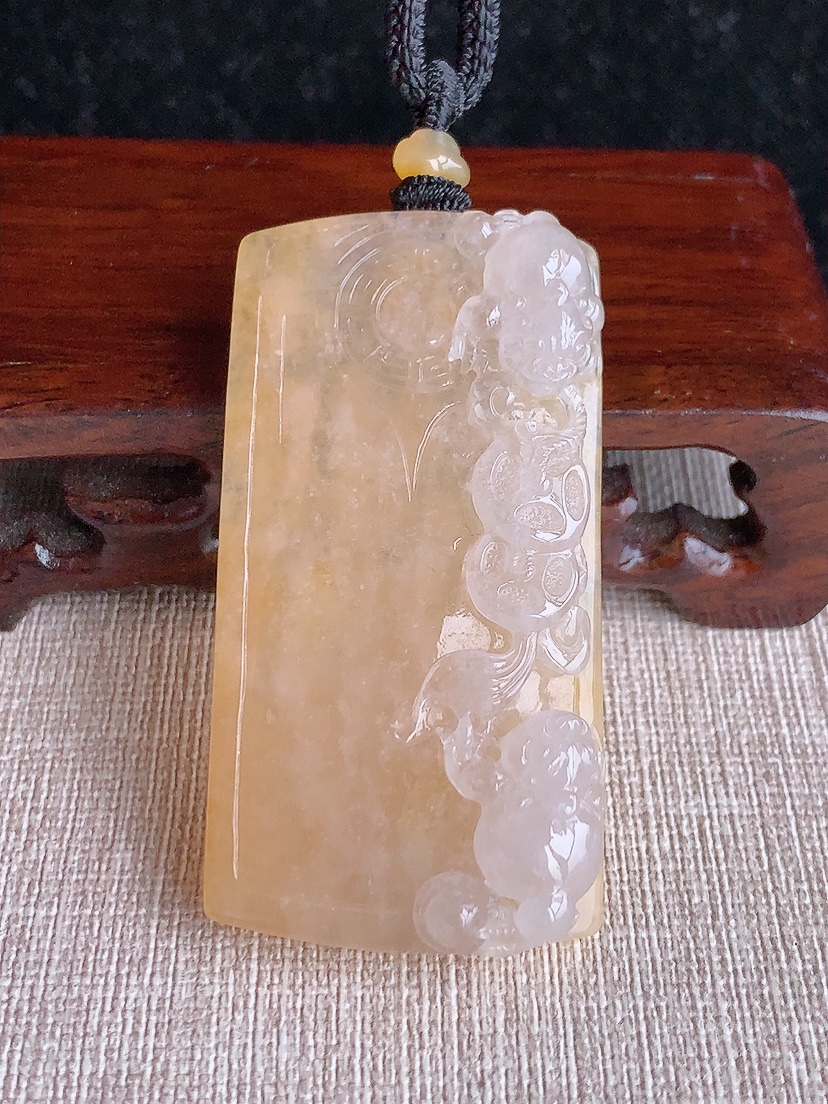 天然A货翡翠黄翡招财金蟾吊坠 
尺寸56.8-29.2-12mm 重量37.43g 0417