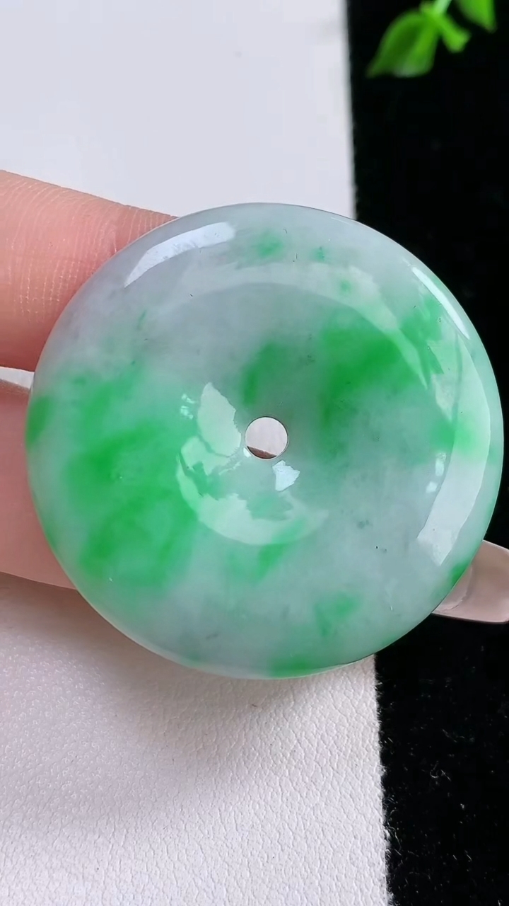 天然A货翡翠平安扣吊坠，尺寸38.7-6.2，重:20.86g
4月18日