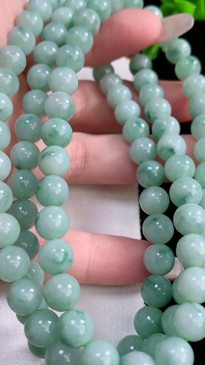 天然A货翡翠飘花圆珠项链，尺寸7.8-98颗，重:79.05g4月18日
工厂直销收藏佳品,种好水足，色泽均匀，有种有色，上手高大气！