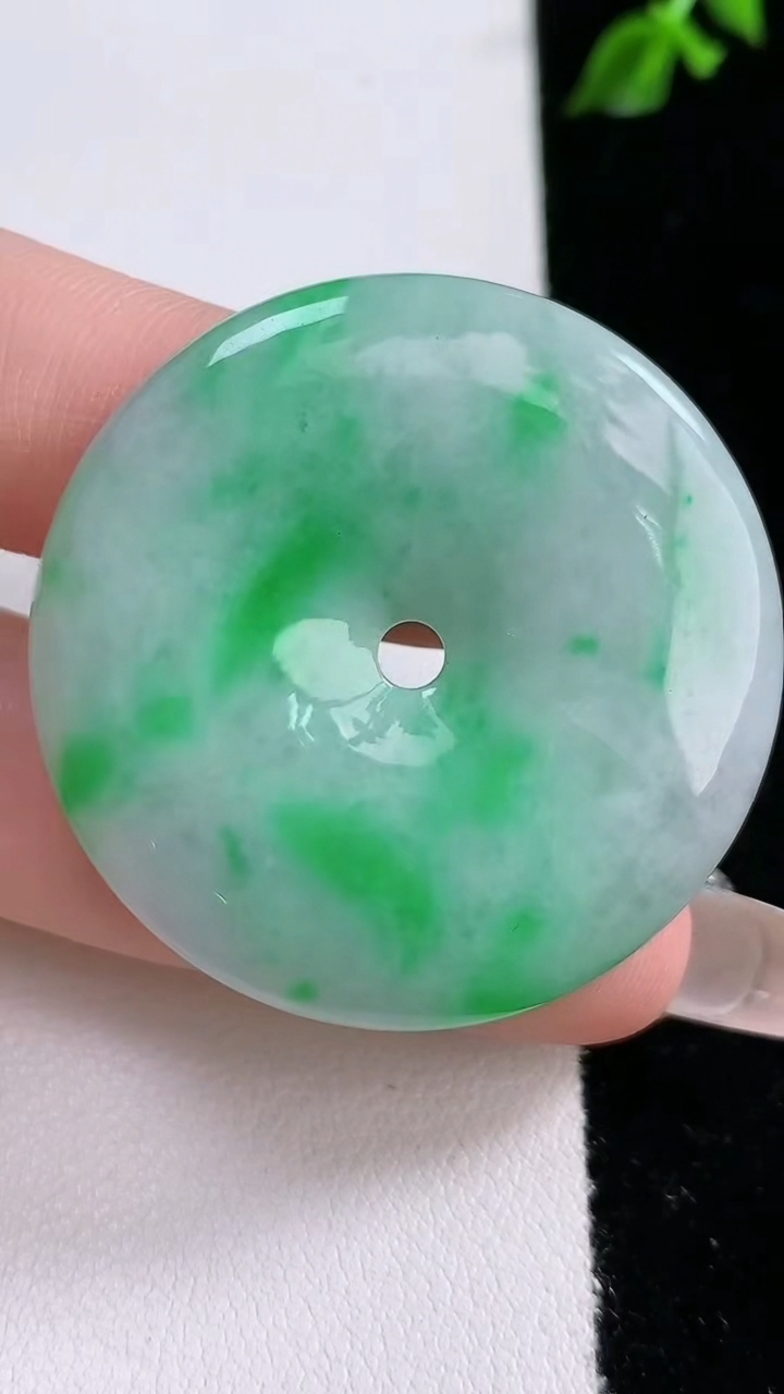 天然A货翡翠平安扣吊坠，尺寸38.7-6.2，重:20.86g
4月18日