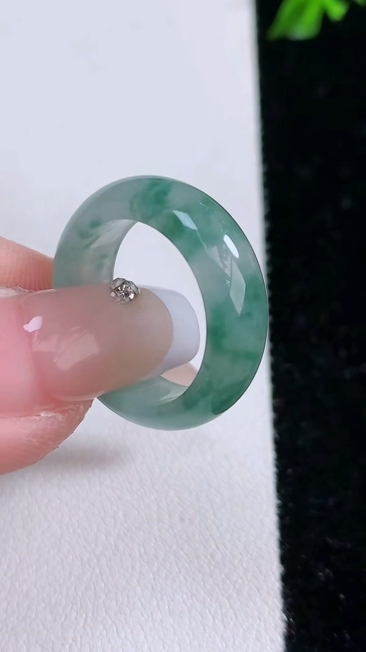 天然A货翡翠冰种飘花指环戒指，尺寸17.5-7.5-3.5，重:4.16g2026年4月18日
工厂直销收藏佳品,种好水足，色泽均匀，有种有色，上手高大气！