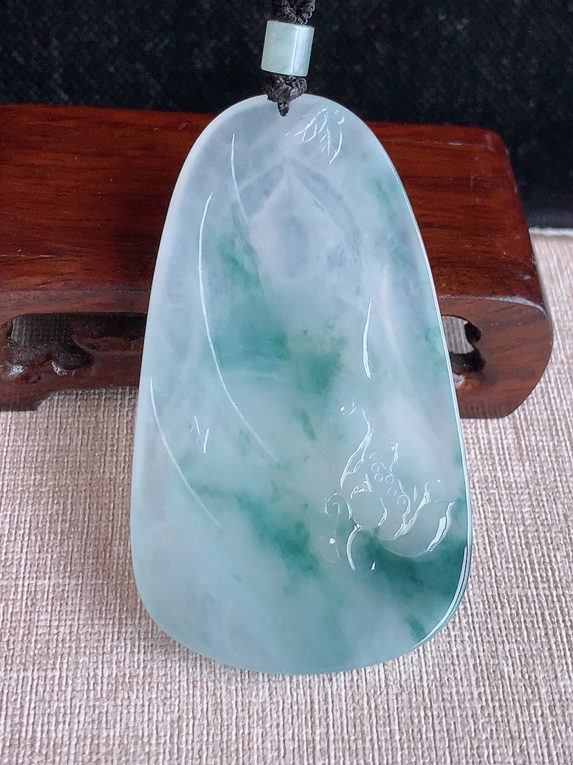 天然A货翡翠飘花普贤菩萨吊坠 
尺寸74-42.3-5.5mm 重量44.48g 0417