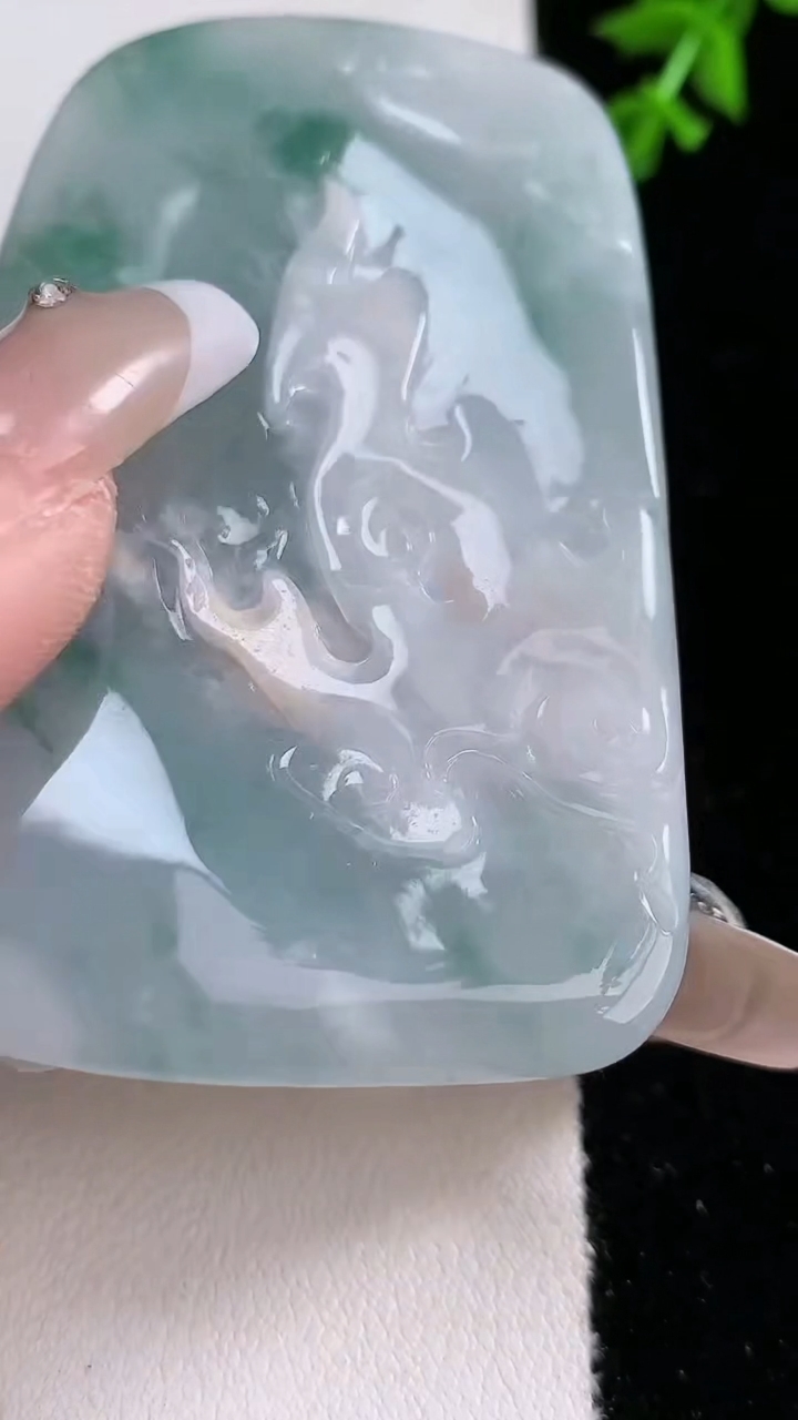 天然A货翡翠牌吊坠，尺寸66.3-42-14.5，重:70.21g
4月18日