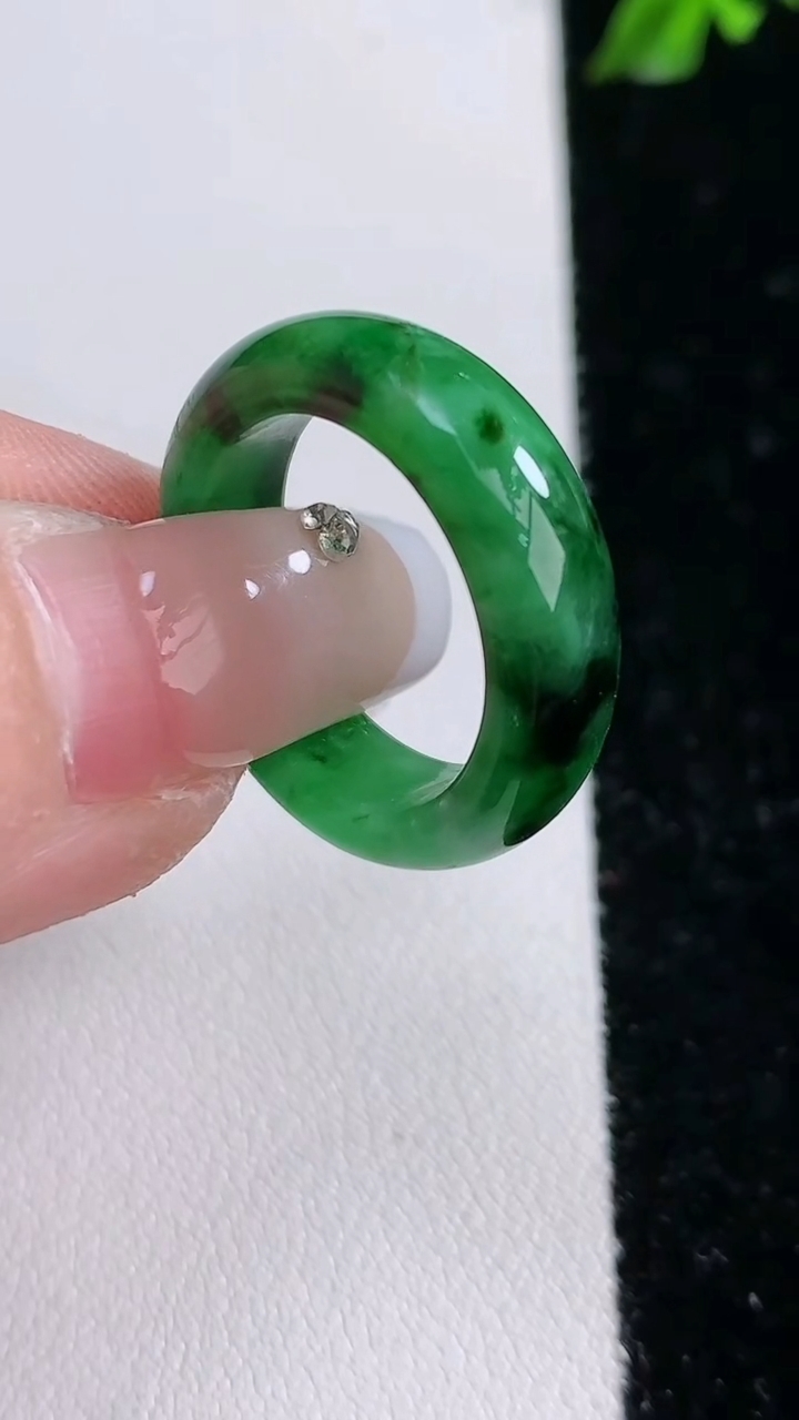 天然A货翡翠指环戒指，尺寸17-6.4-3.6，重:2.72g2026年4月18日
工厂直销收藏佳品