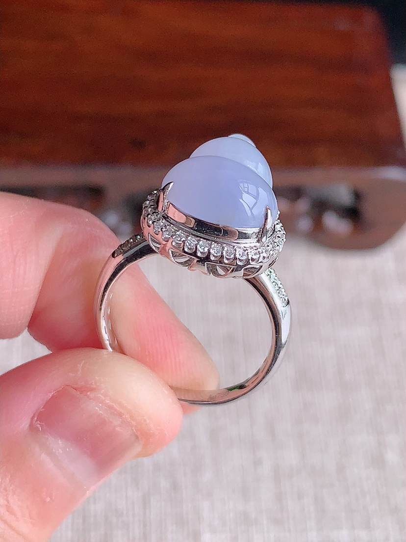 天然A货翡翠18K金伴钻镶嵌紫罗兰葫芦戒指 圈口16.8裸石
尺寸11.8-10.3mm 重量4.3