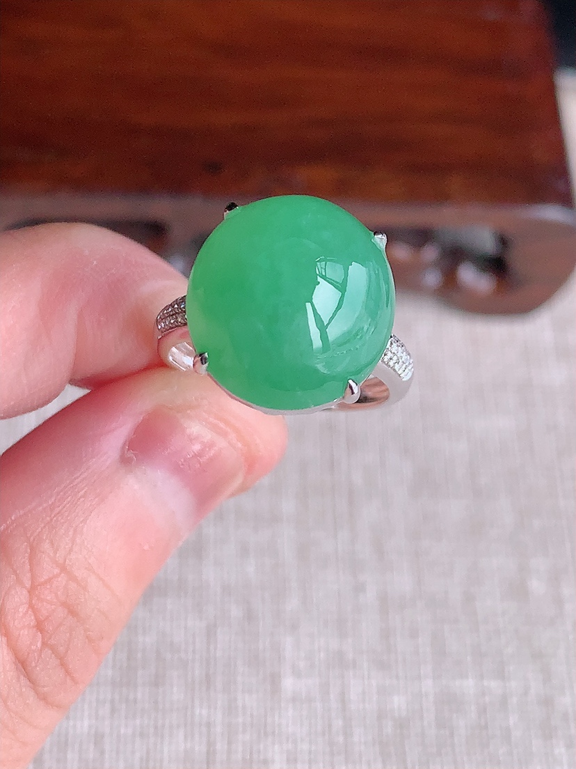 天然A货翡翠18K金伴钻镶嵌甜绿蛋面戒指 圈口17.6裸石
尺寸15.2-14mm 重量6.23g 