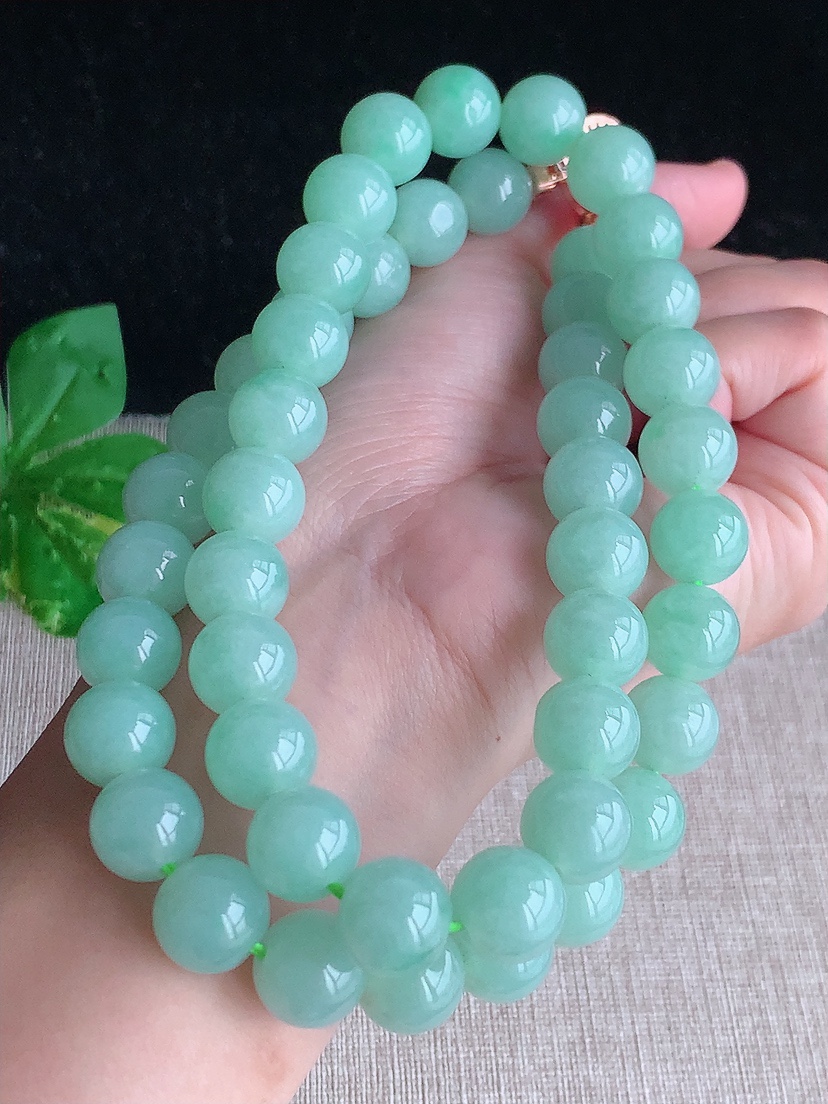 天然A货翡翠满绿圆珠项链毛衣链48颗 
尺寸11.6mm 重量142.93g 0417