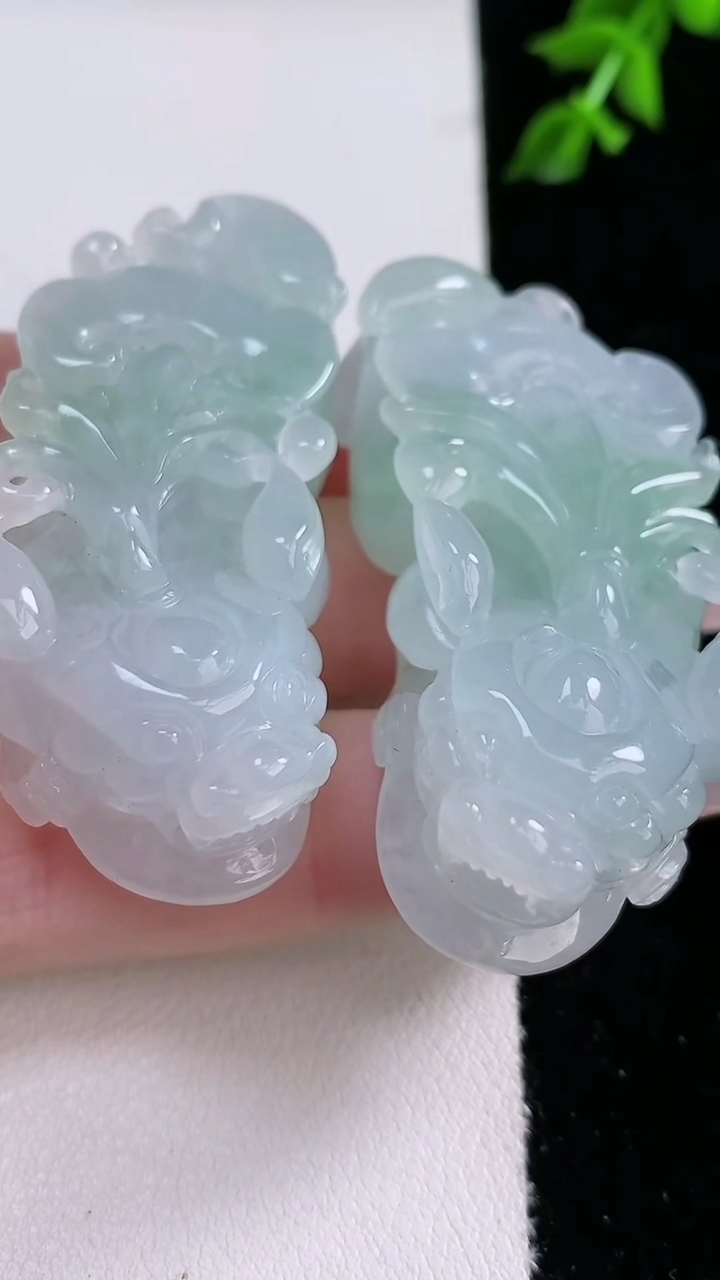 天然A货翡翠貔貅吊坠一对，尺寸55-23-14/54-25-14，重:34.97g
4月18日