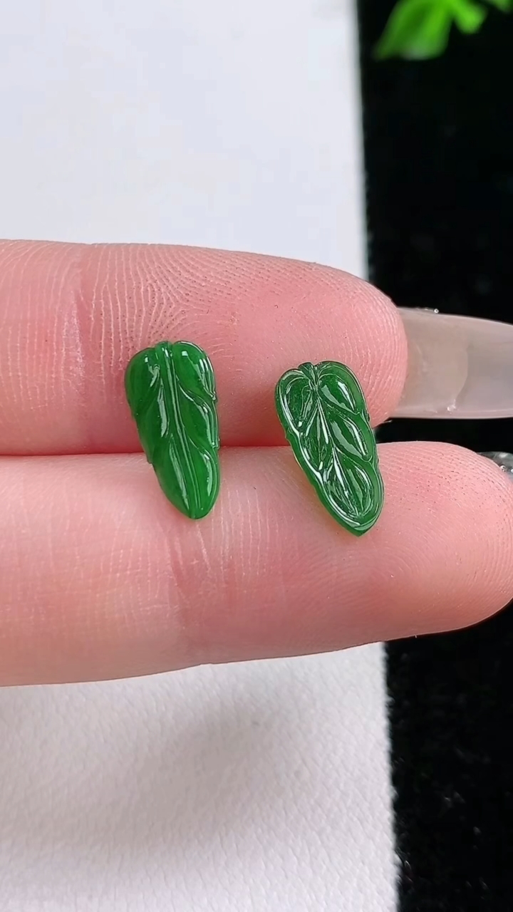 天然A货翡翠金枝玉叶 叶子镶嵌件一对，尺寸12-6-1.6，重:0.41g
4月18日