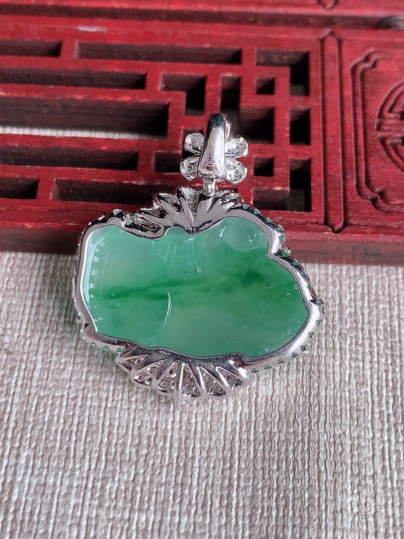 天然A货翡翠18K金伴钻镶嵌飘花唐马吊坠 
尺寸32.8-18.5-28-8.8mm 重量9.85g 0417