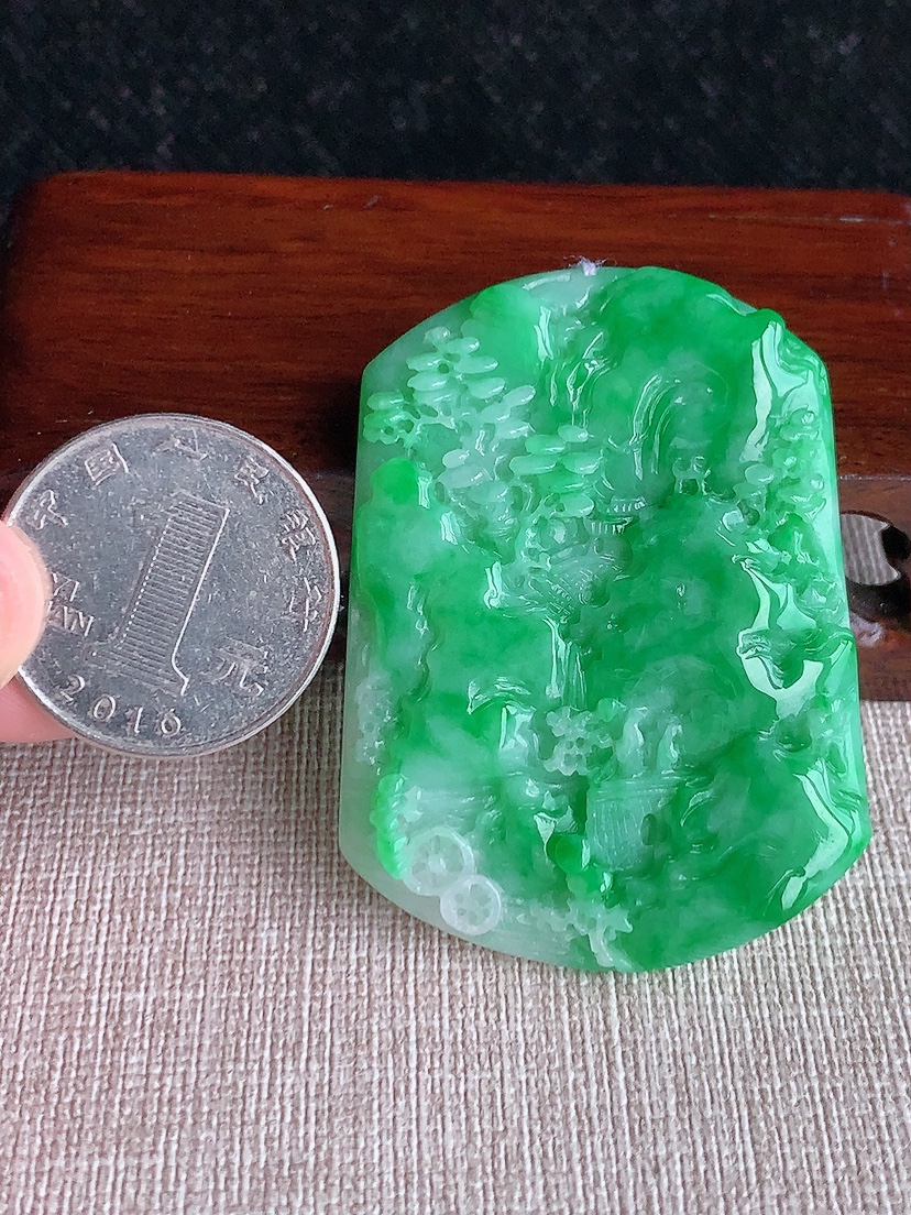 天然A货翡翠满绿意境山水牌吊坠 
尺寸51.6-38.6-5.8mm 重量25.90g 0417