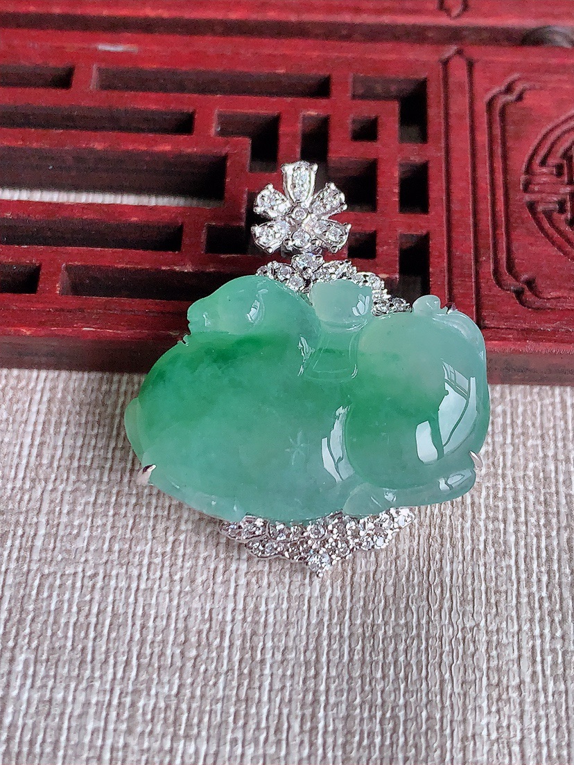 天然A货翡翠18K金伴钻镶嵌飘花唐马吊坠 
尺寸32.8-18.5-28-8.8mm 重量9.85g