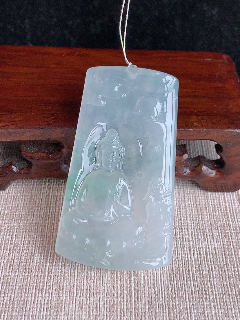 天然A货翡翠飘花观音吊坠 
尺寸53-30-5.2mm 重量21.42g 0417