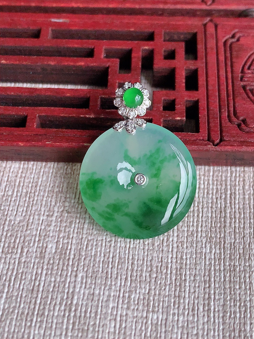 天然A货翡翠18K金伴钻镶嵌飘绿平安扣吊坠 
尺寸27.8-20.7-4mm 重量4.58g 0417