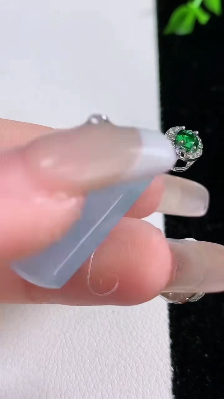 天然A货翡翠飘花无事牌吊坠，尺寸28.5-14-3.5，重:4.31g
4月18日