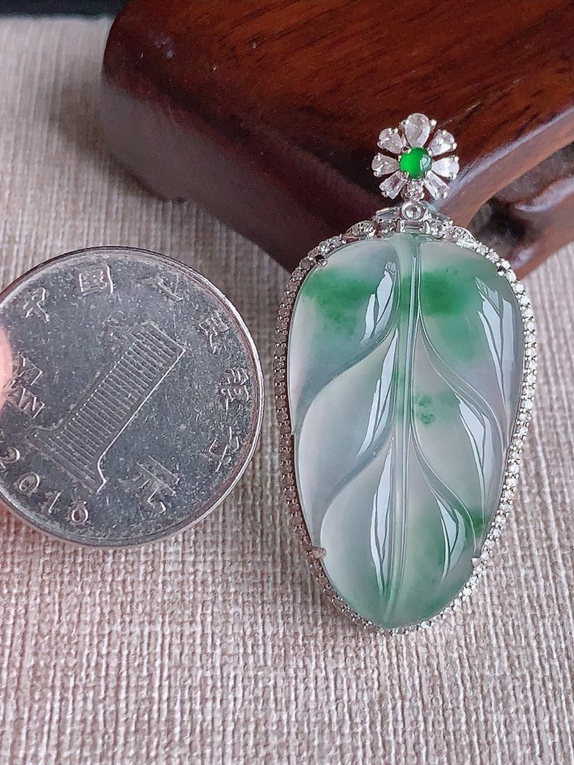 天然A货翡翠18K金伴钻镶嵌飘花叶子金枝玉叶吊坠 
尺寸42.8-21.5-7.3裸石31.4-19mm 重量6.93g 0417