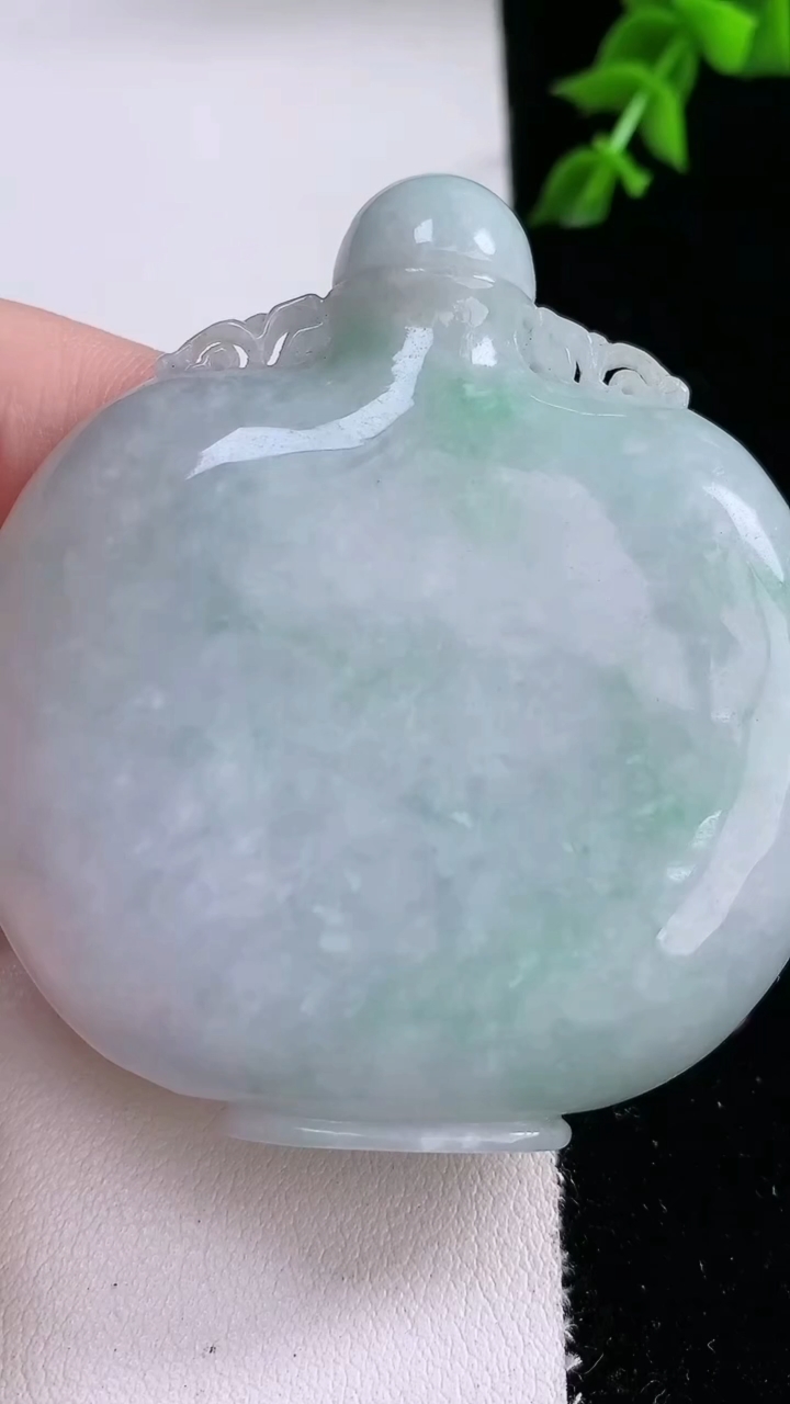天然A货翡翠酒壶，尺寸61.2-55.8-13.6，重:84.86g
4月18日