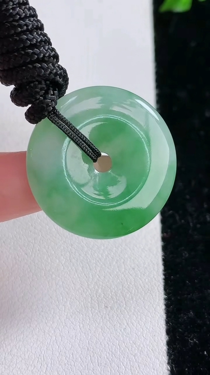 天然A货翡翠平安扣吊坠，尺寸26-4.1，重:5.77g
4月18日