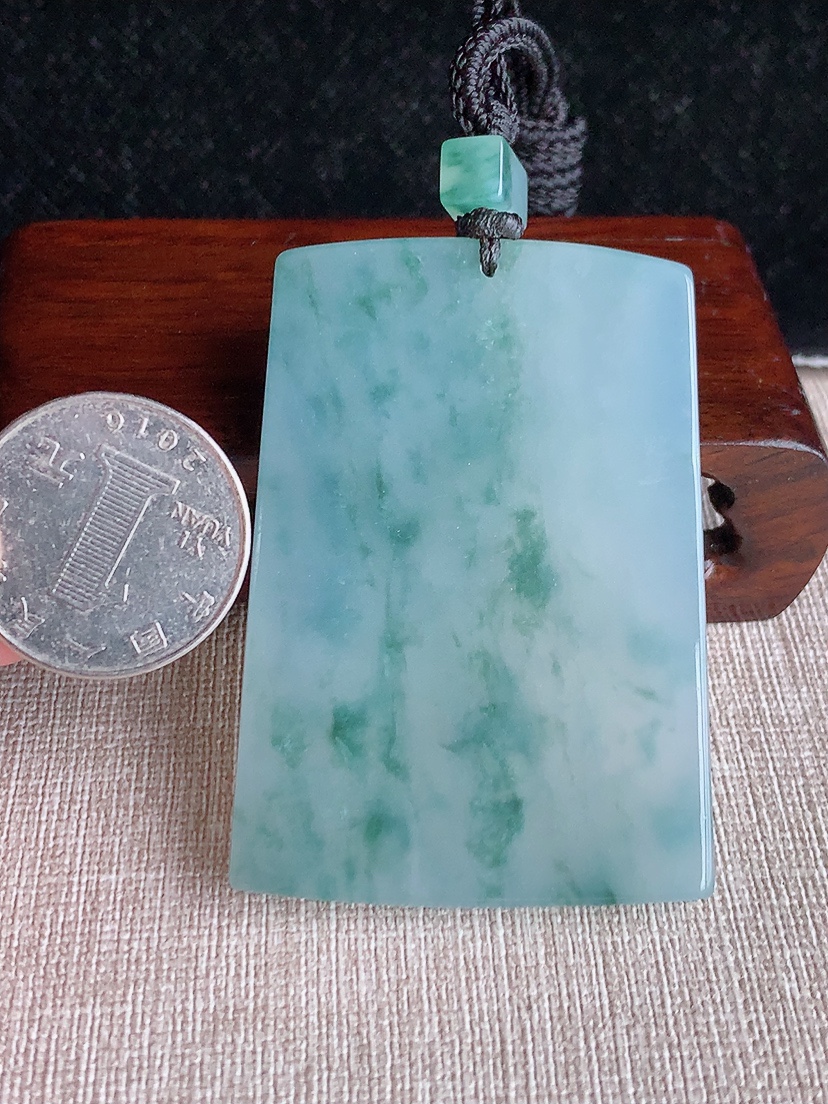 天然A货翡翠飘花无事牌吊坠 
尺寸60.6-41.6-5.5mm 重量48.18g 0417