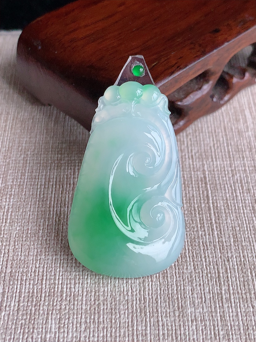 天然A货翡翠飘绿如意镶嵌件 
尺寸40.6-23.5-6.5mm 重量9.06g 0417