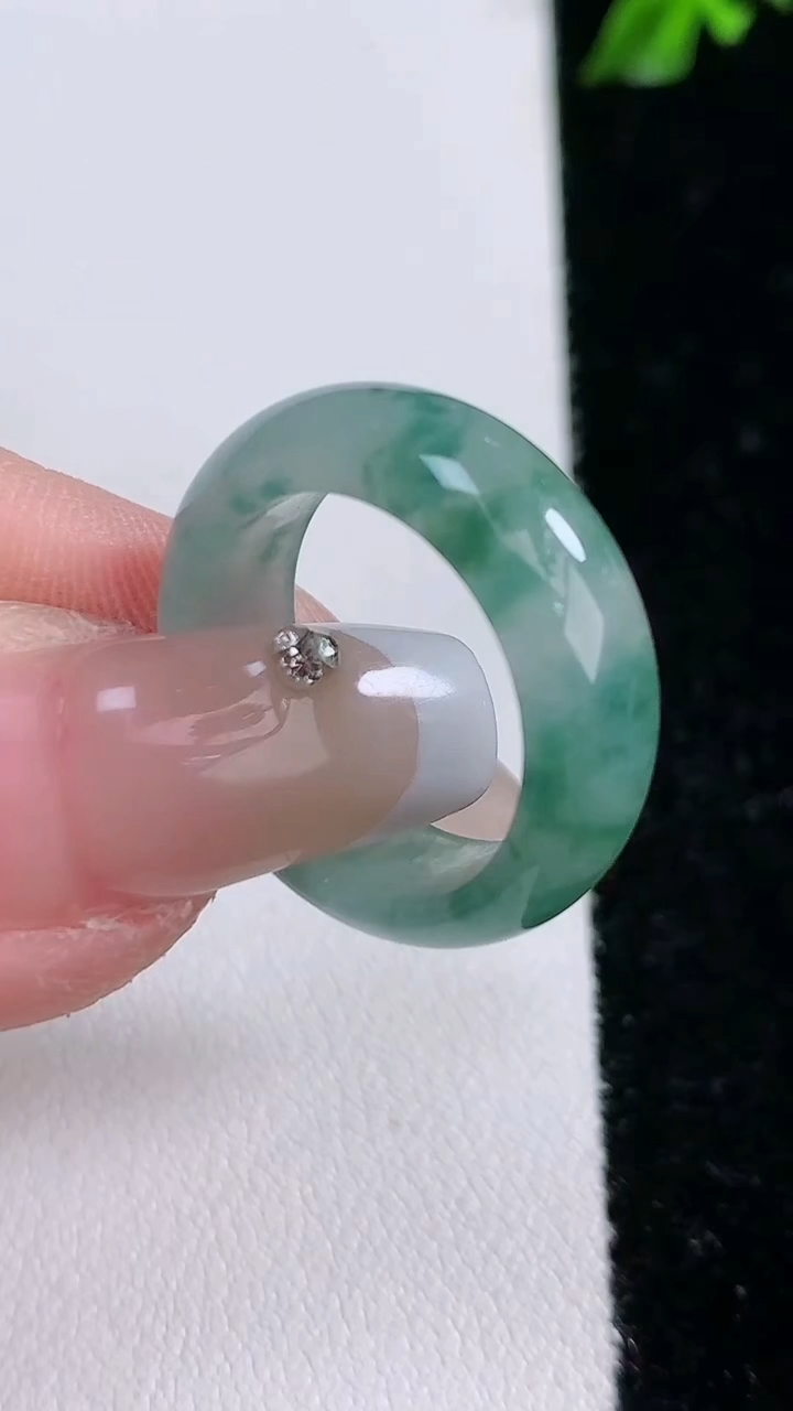 天然A货翡翠冰种飘花指环戒指，尺寸17.5-7.5-3.5，重:4.16g2026年4月18日
工厂