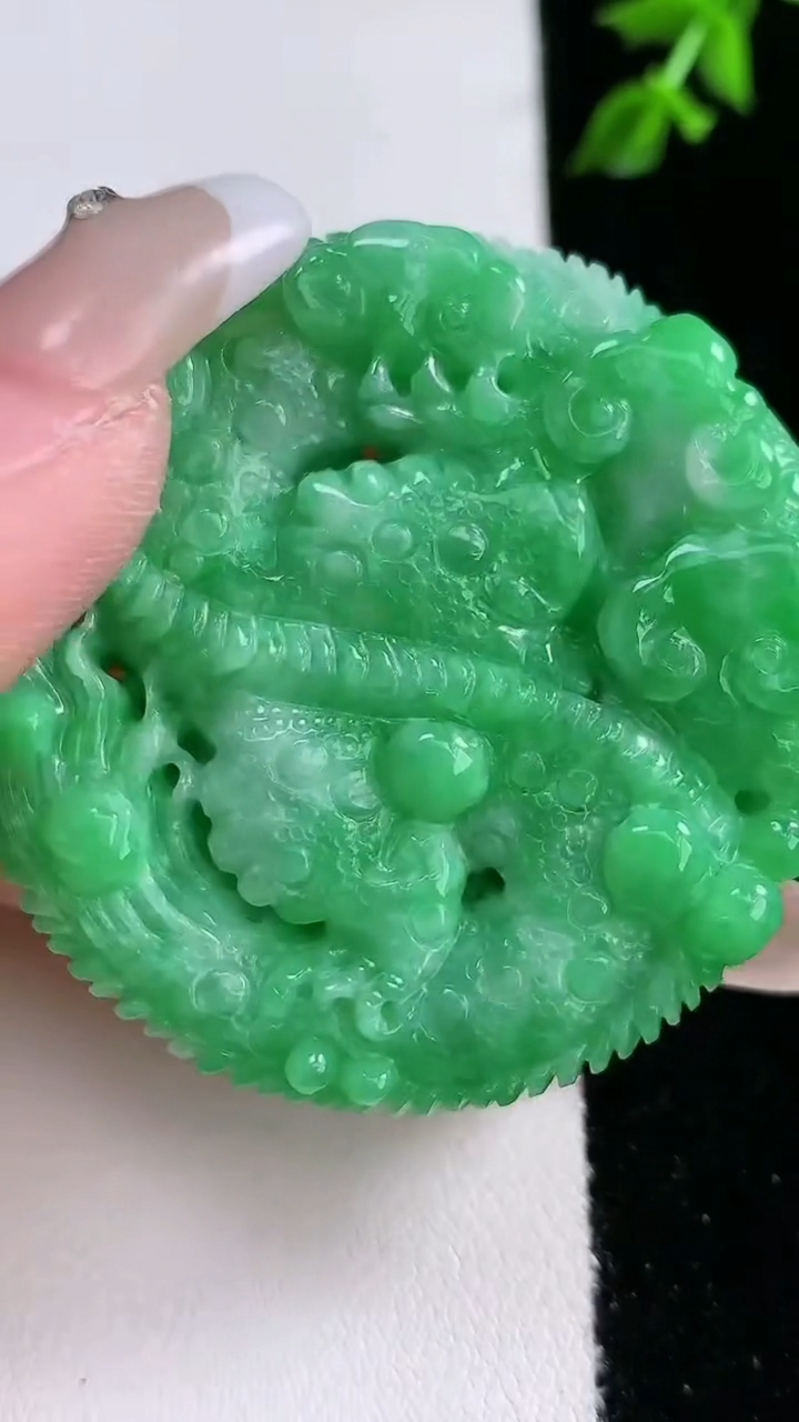 天然A货翡翠龙牌吊坠，尺寸48-13，重:47.32g
4月18日