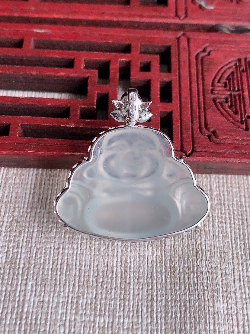 天然A货翡翠18K金镶嵌白冰白月光佛公吊坠 
尺寸28.3-21.3-28.8-7.3mm 重量6.03g 0417