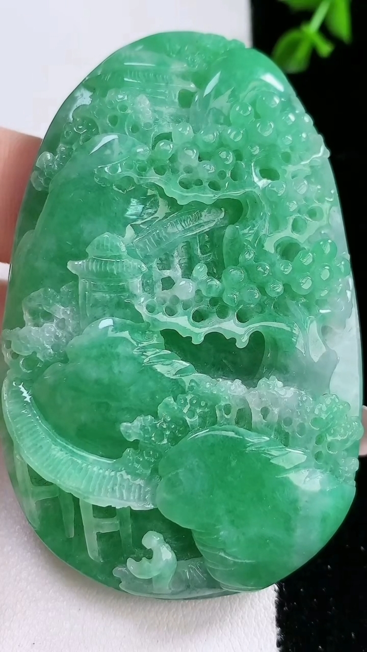 天然A货翡翠山水牌吊坠，尺寸69-44-13，重:79.81g
4月18日