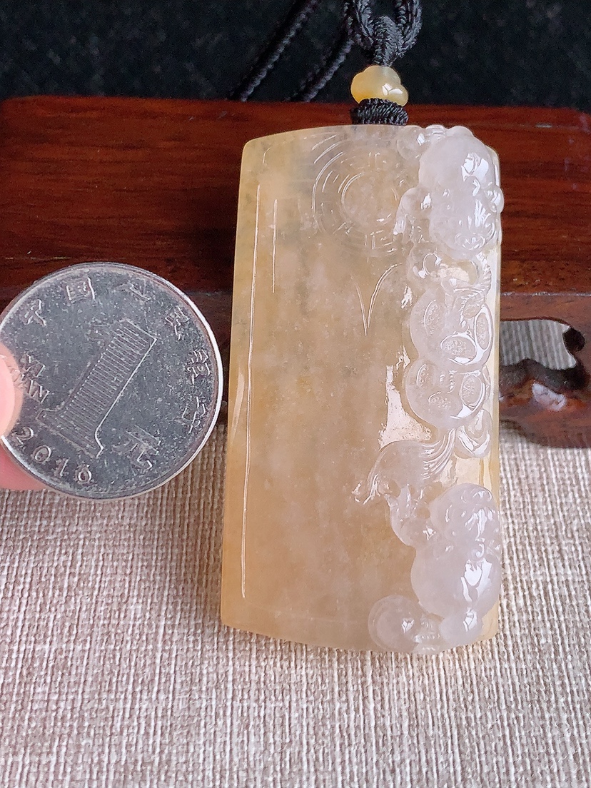 天然A货翡翠黄翡招财金蟾吊坠 
尺寸56.8-29.2-12mm 重量37.43g 0417