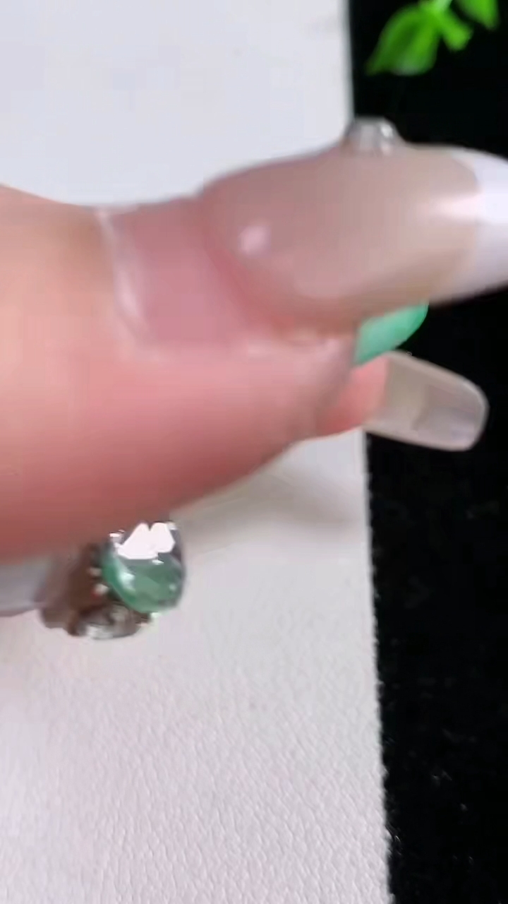 天然A货翡翠平安扣吊坠，尺寸38.7-6.2，重:20.86g
4月18日