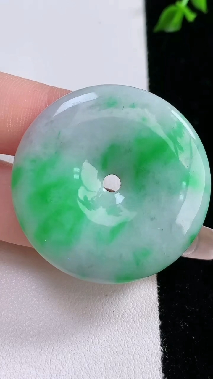 天然A货翡翠平安扣吊坠，尺寸38.7-6.2，重:20.86g
4月18日