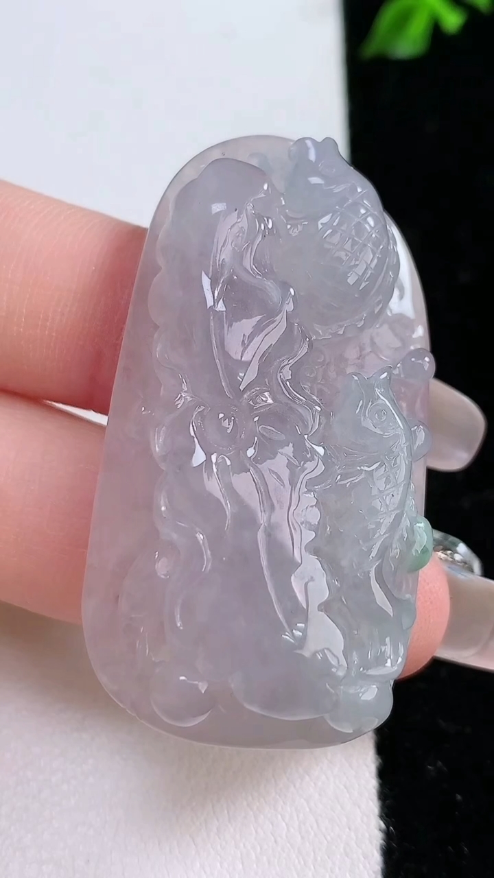 天然A货翡翠飘花年年有余吊坠，尺寸47.2-27.6-9.8，重:23.55g
4月18日