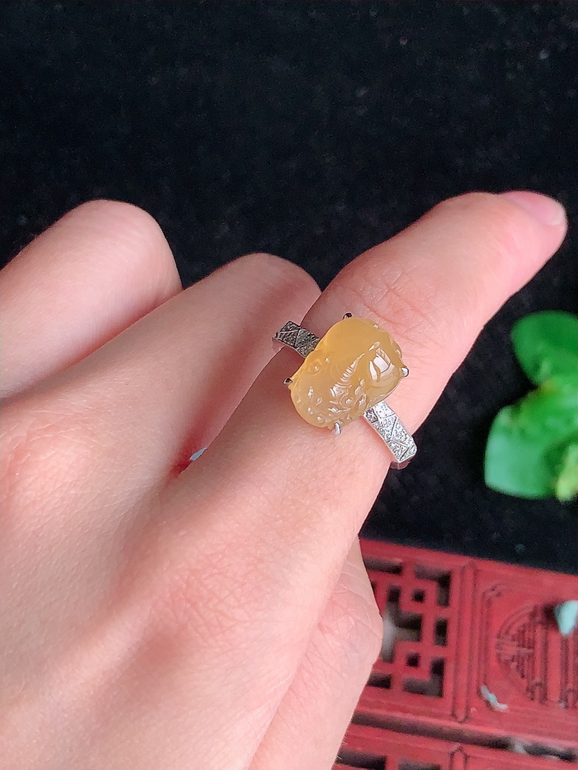 天然A货翡翠18K金伴钻镶嵌黄翡招财貔貅戒指 圈口17.4裸石
尺寸12.3-9mm 重量4.18g 0417
