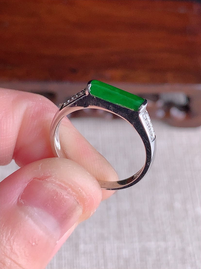 天然A货翡翠18K金伴钻镶嵌阳绿马鞍戒指 圈口17裸石
尺寸10-3.4mm 重量2.12g 041