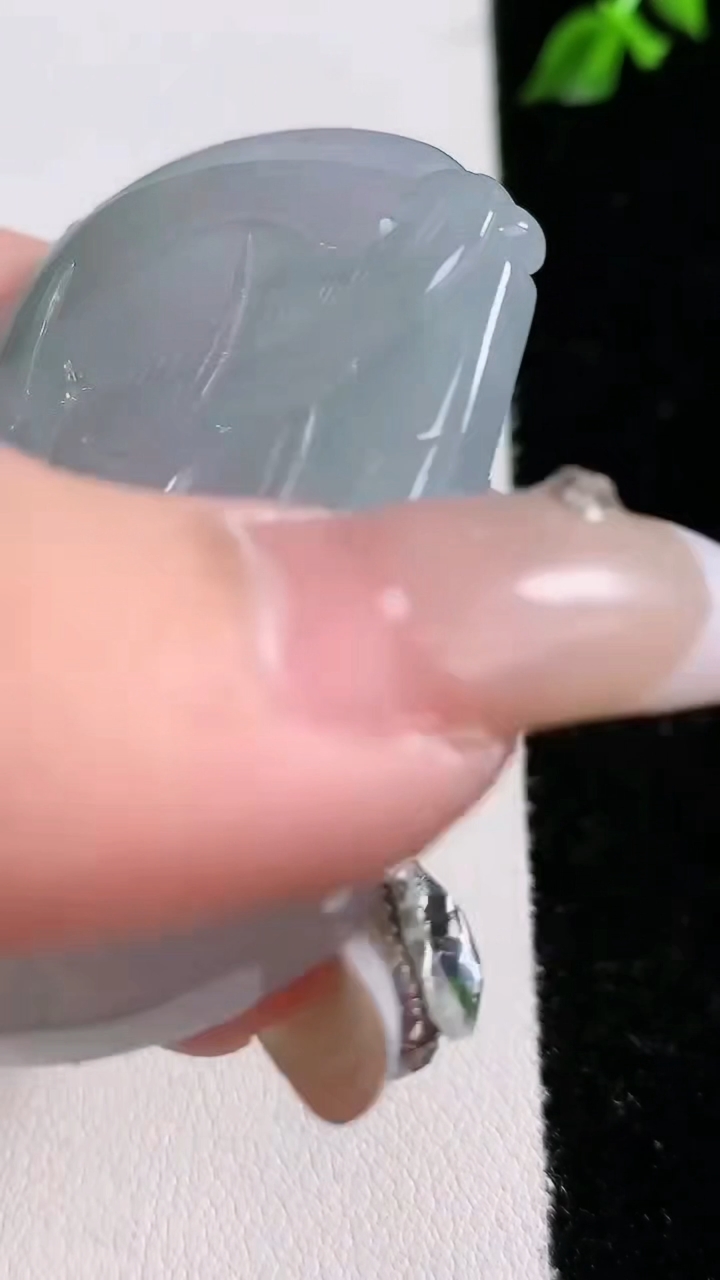 天然A货翡翠鸟语花香吊坠，尺寸52.6-42.6-5.6，重:30.12g
4月18日