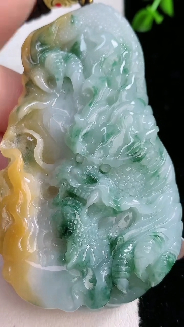 天然A货翡翠双彩龙牌吊坠，尺寸74.5-42.8-14.6，重:84.70g
4月18日