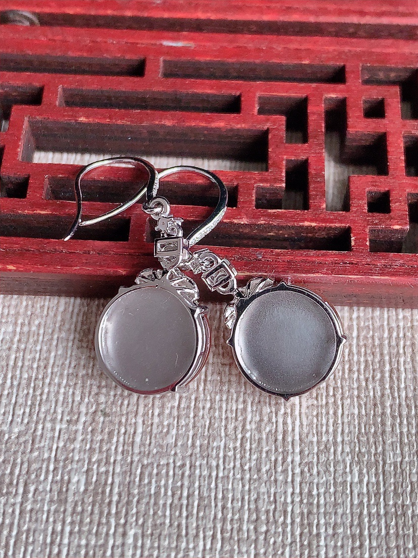 天然A货翡翠18K金伴钻镶嵌红翡平安扣耳坠 
尺寸11.2-5mm 重量4.62g 0417