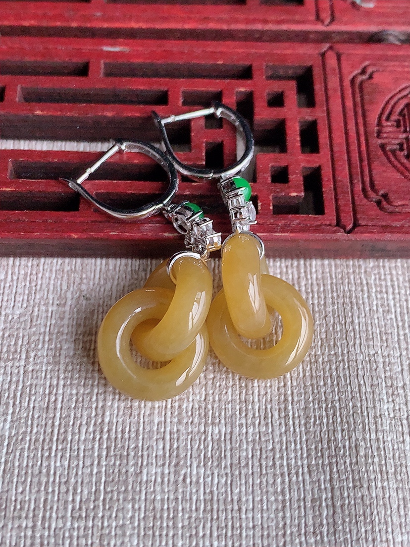 天然A货翡翠18K金伴钻镶嵌黄翡平安环环环相扣耳坠 
尺寸13.8-4.8mm 重量7.89g 0417